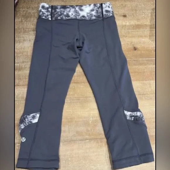 Lululemon Cropped Yogi Dance Pant Gray Black Roses RARE! - Picture 2 of 8